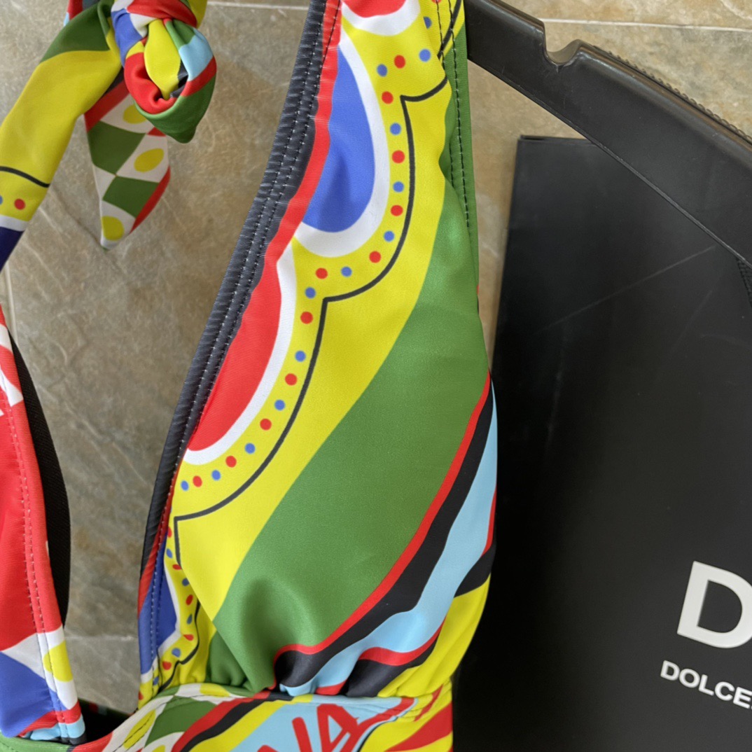 DG新款连体泳衣 字母印花 实物真的超级美😍😍适合多种场景的游泳衣🏊‍♀️海边 游泳池 温泉 水上乐园 