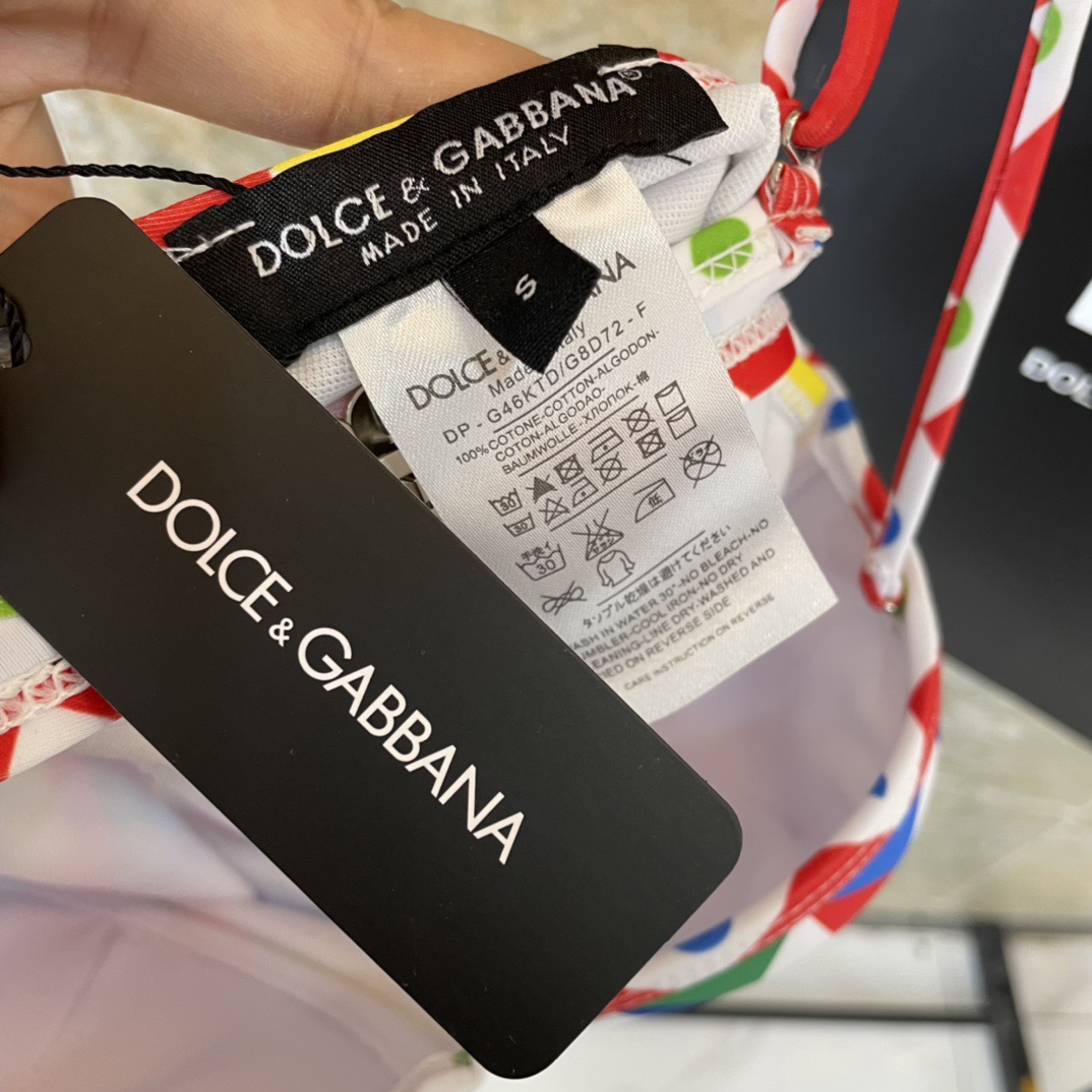 DG新款连体泳衣 字母印花 实物真的超级美😍😍适合多种场景的游泳衣🏊‍♀️海边 游泳池 温泉 水上乐园 