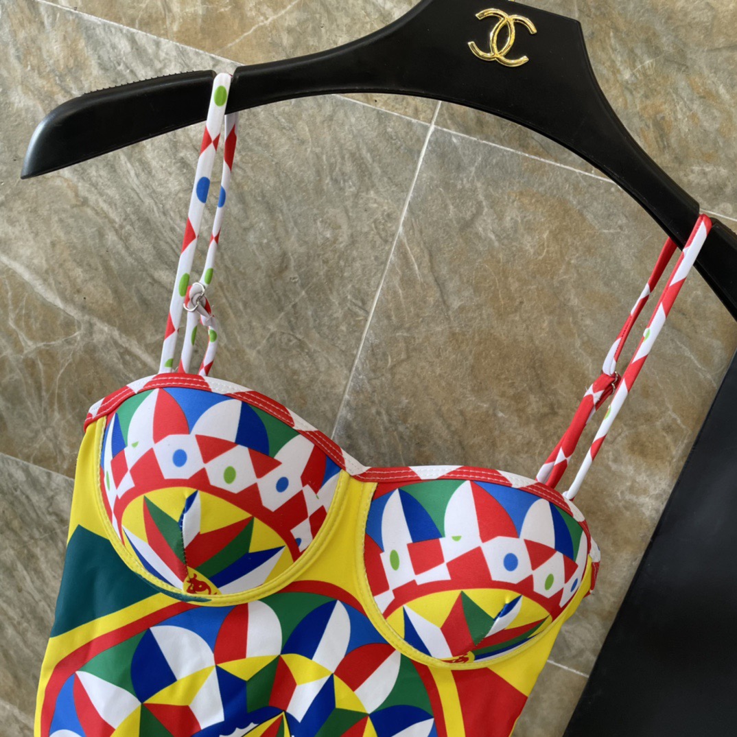 DG新款连体泳衣 字母印花 实物真的超级美😍😍适合多种场景的游泳衣🏊‍♀️海边 游泳池 温泉 水上乐园 