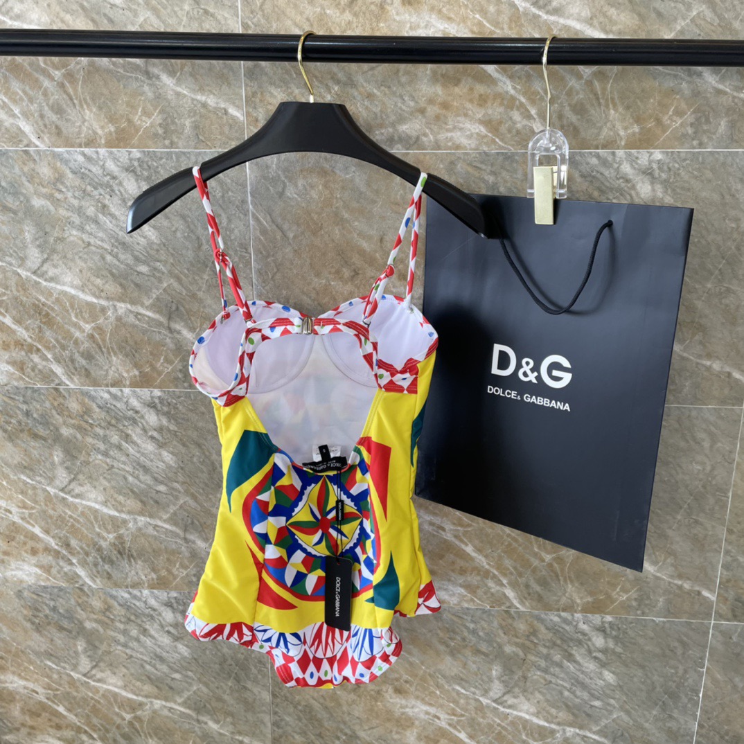 DG新款连体泳衣 字母印花 实物真的超级美😍😍适合多种场景的游泳衣🏊‍♀️海边 游泳池 温泉 水上乐园 