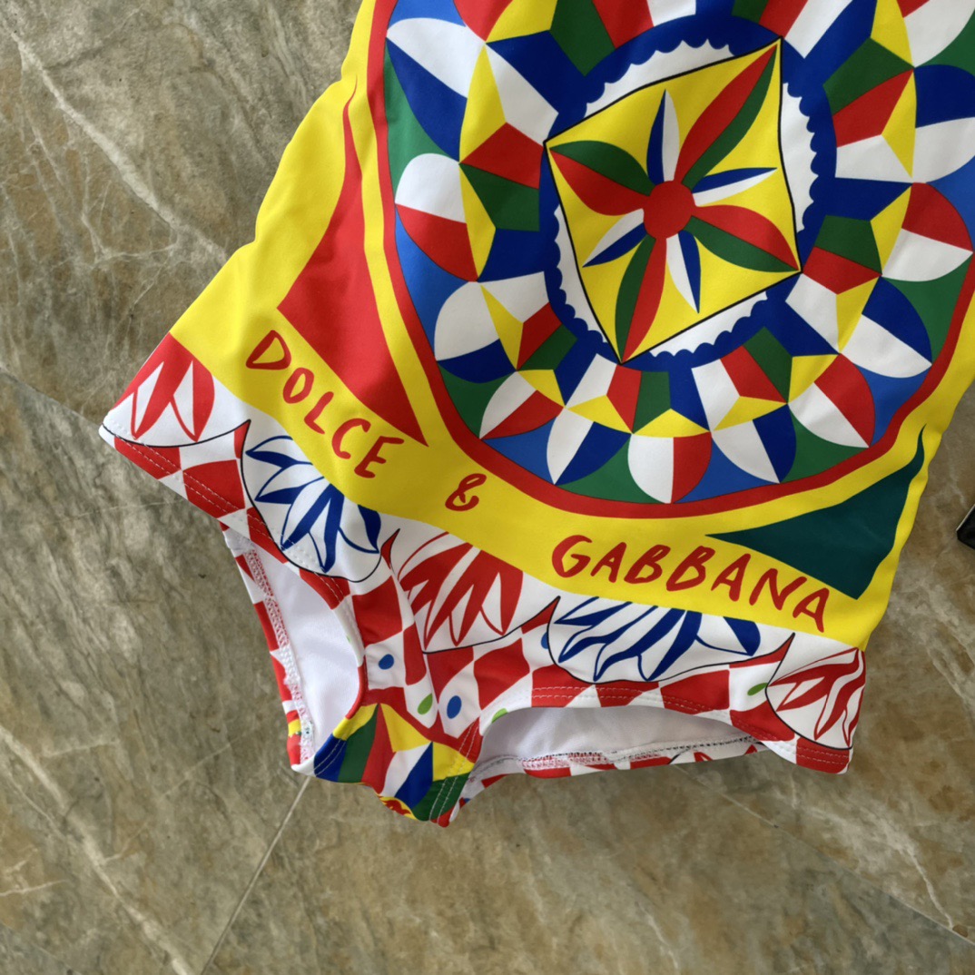 DG新款连体泳衣 字母印花 实物真的超级美😍😍适合多种场景的游泳衣🏊‍♀️海边 游泳池 温泉 水上乐园 