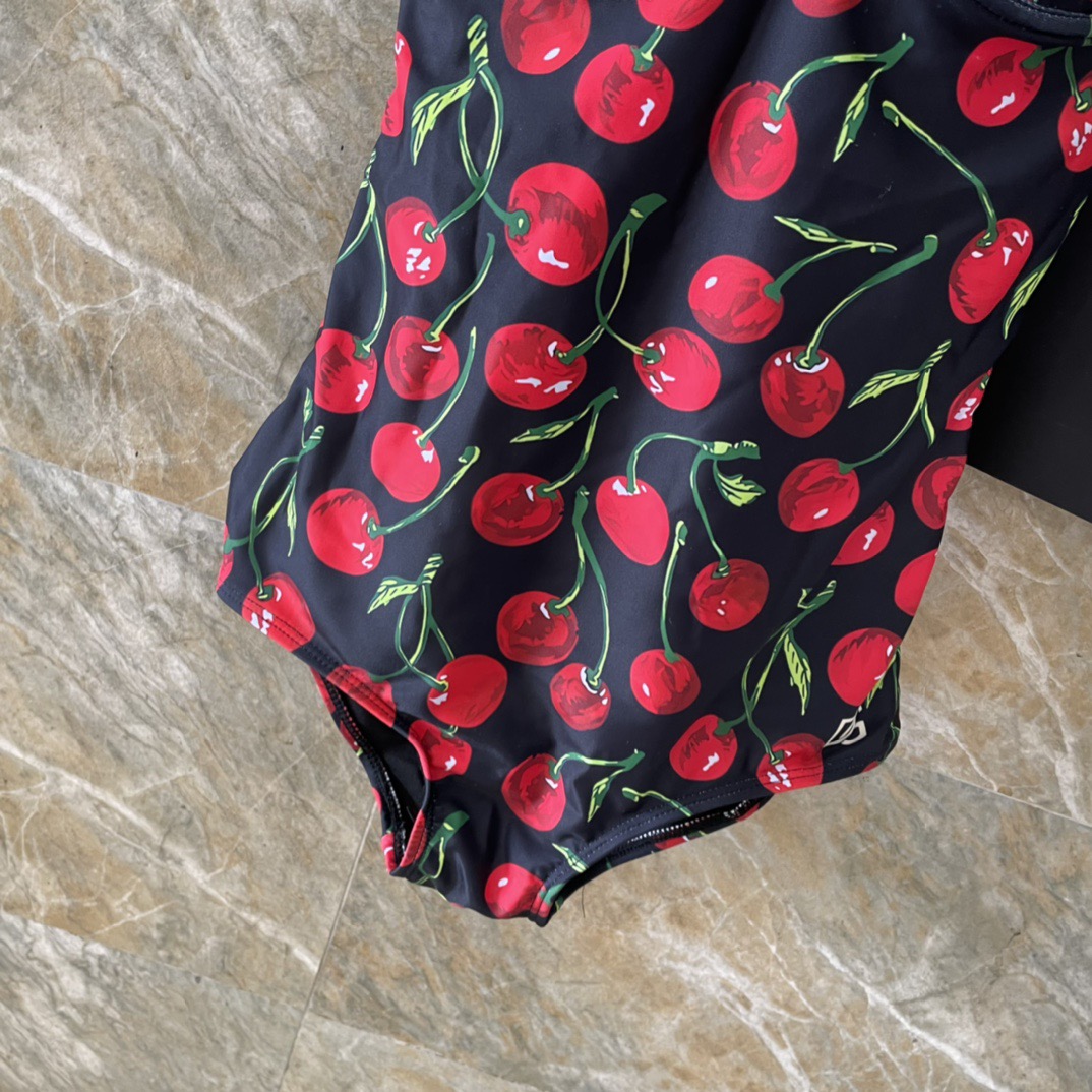 DG新款连体泳衣 字母印花 实物真的超级美😍😍适合多种场景的游泳衣🏊‍♀️海边 游泳池 温泉 水上乐园 