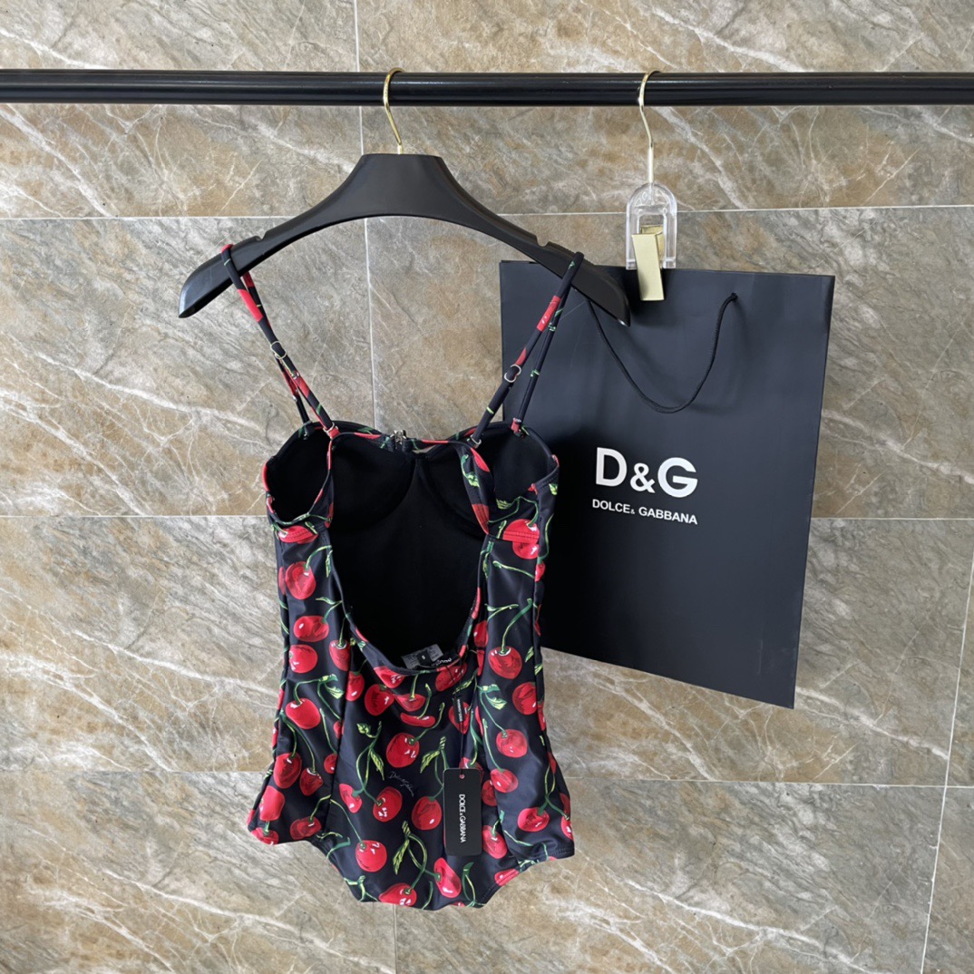 DG新款连体泳衣 字母印花 实物真的超级美😍😍适合多种场景的游泳衣🏊‍♀️海边 游泳池 温泉 水上乐园 