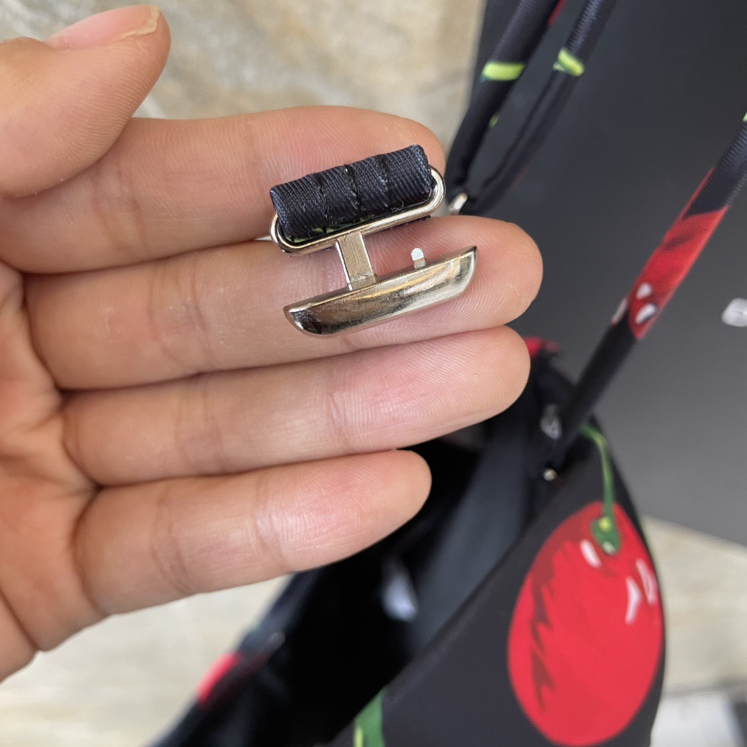 DG新款连体泳衣 字母印花 实物真的超级美😍😍适合多种场景的游泳衣🏊‍♀️海边 游泳池 温泉 水上乐园 