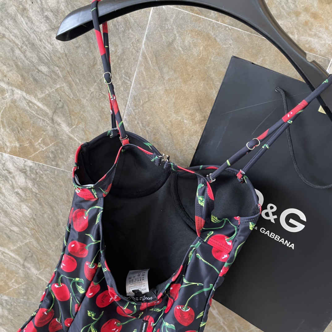 DG新款连体泳衣 字母印花 实物真的超级美😍😍适合多种场景的游泳衣🏊‍♀️海边 游泳池 温泉 水上乐园 