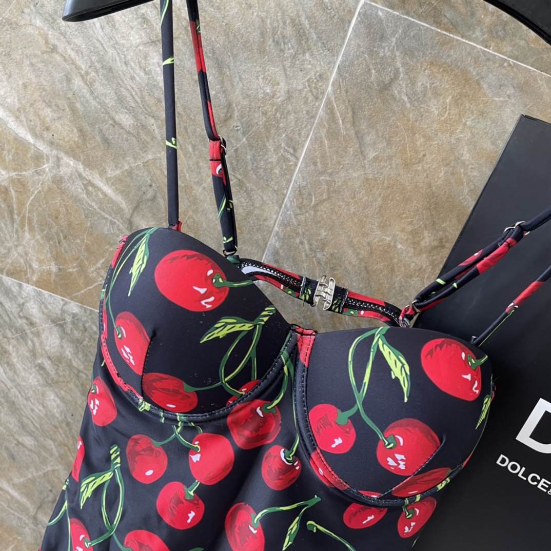 DG新款连体泳衣 字母印花 实物真的超级美😍😍适合多种场景的游泳衣🏊‍♀️海边 游泳池 温泉 水上乐园 