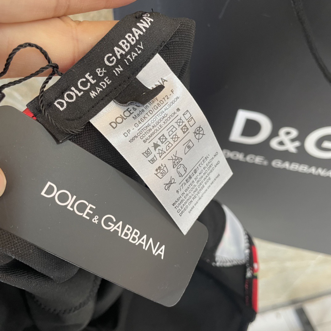 DG新款连体泳衣 字母印花 实物真的超级美😍😍适合多种场景的游泳衣🏊‍♀️海边 游泳池 温泉 水上乐园 