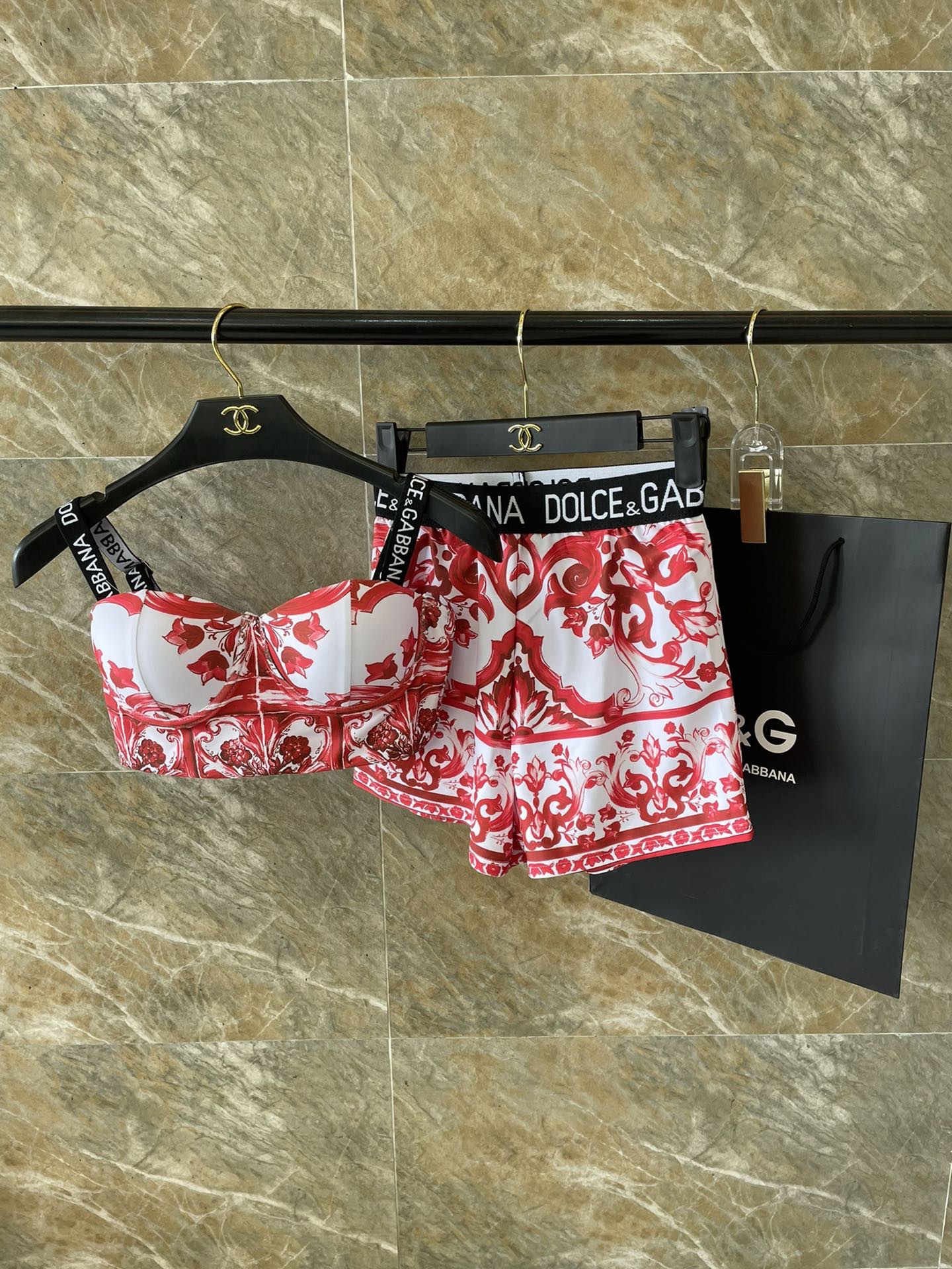 DG新款连体泳衣 字母印花 实物真的超级美😍😍适合多种场景的游泳衣🏊‍♀️海边 游泳池 温泉 水上乐园 