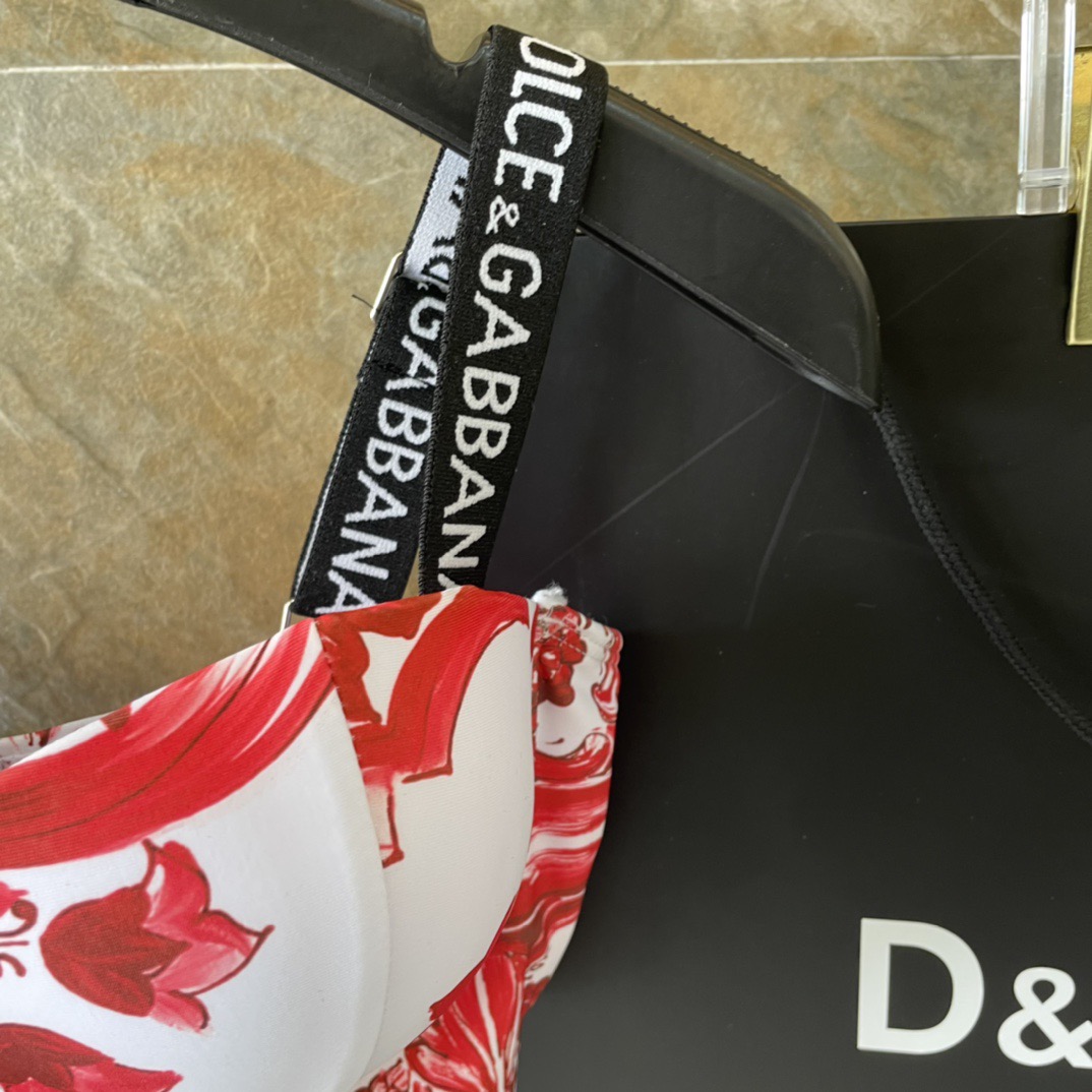 DG新款连体泳衣 字母印花 实物真的超级美😍😍适合多种场景的游泳衣🏊‍♀️海边 游泳池 温泉 水上乐园 