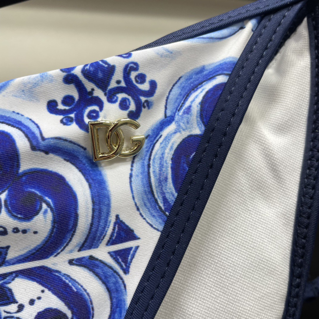 DG新款连体泳衣 字母印花 实物真的超级美😍😍适合多种场景的游泳衣🏊‍♀️海边 游泳池 温泉 水上乐园 