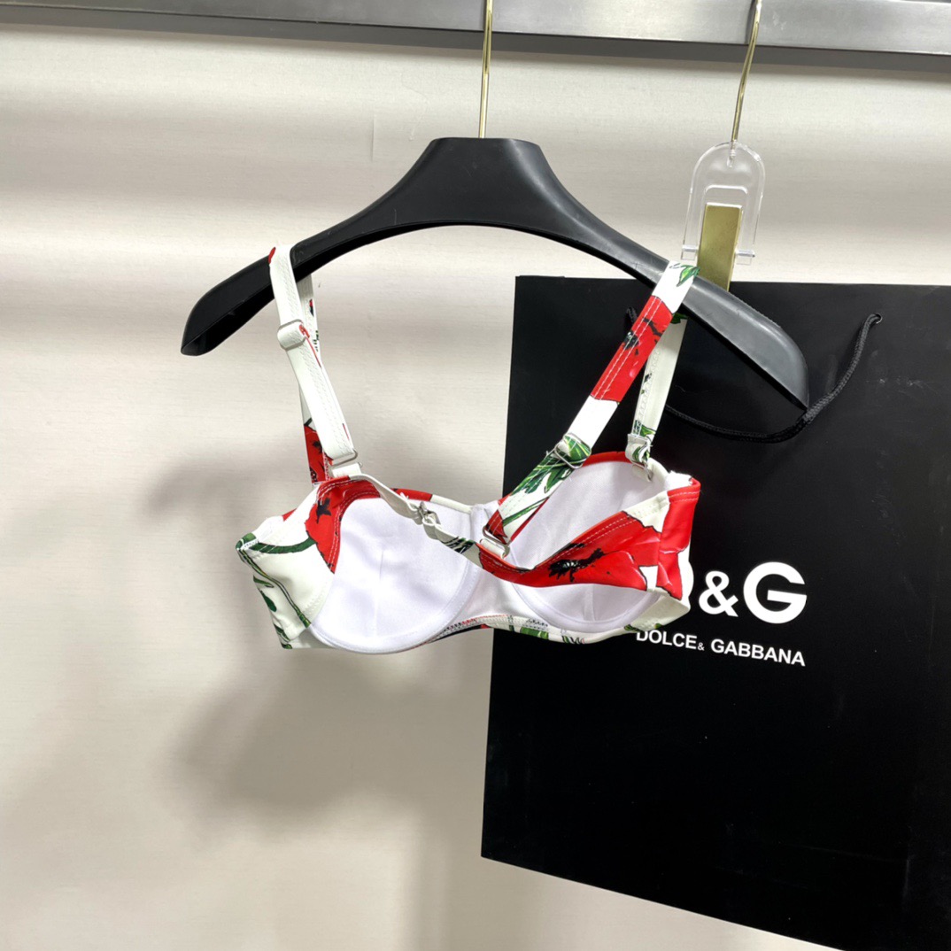 DG新款连体泳衣 字母印花 实物真的超级美😍😍适合多种场景的游泳衣🏊‍♀️海边 游泳池 温泉 水上乐园 