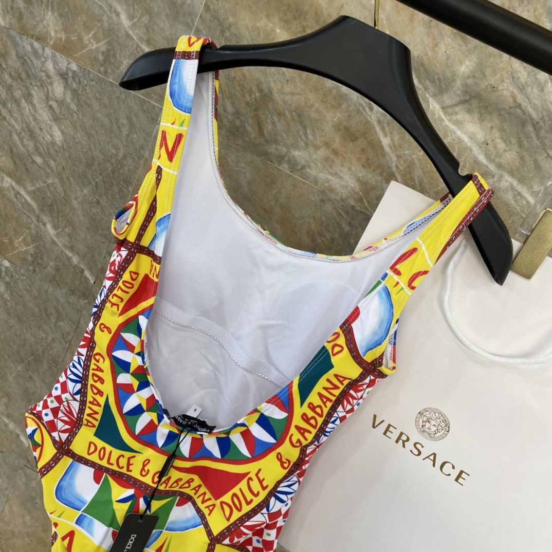 DG新款连体泳衣 字母印花 实物真的超级美😍😍适合多种场景的游泳衣🏊‍♀️海边 游泳池 温泉 水上乐园 