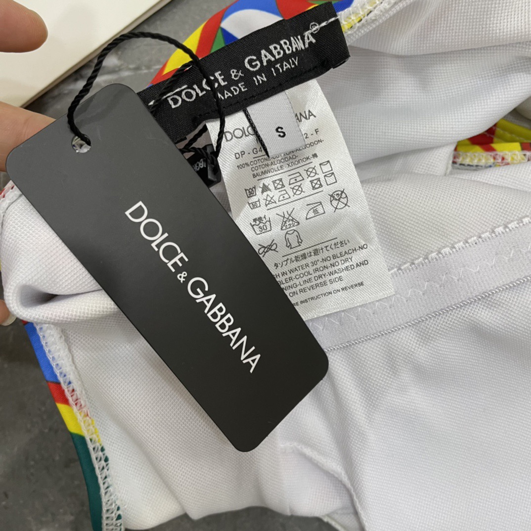 DG新款连体泳衣 字母印花 实物真的超级美😍😍适合多种场景的游泳衣🏊‍♀️海边 游泳池 温泉 水上乐园 