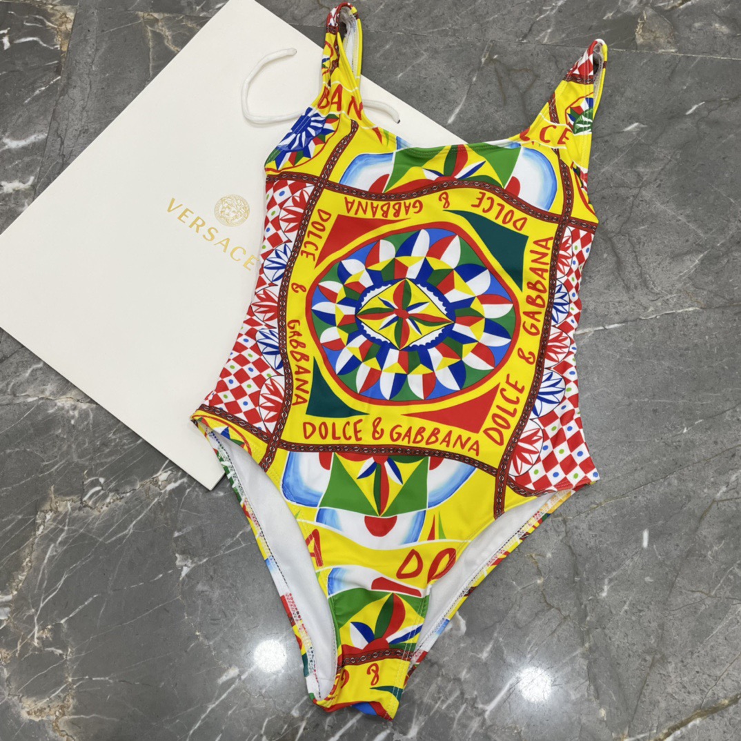 DG新款连体泳衣 字母印花 实物真的超级美😍😍适合多种场景的游泳衣🏊‍♀️海边 游泳池 温泉 水上乐园 