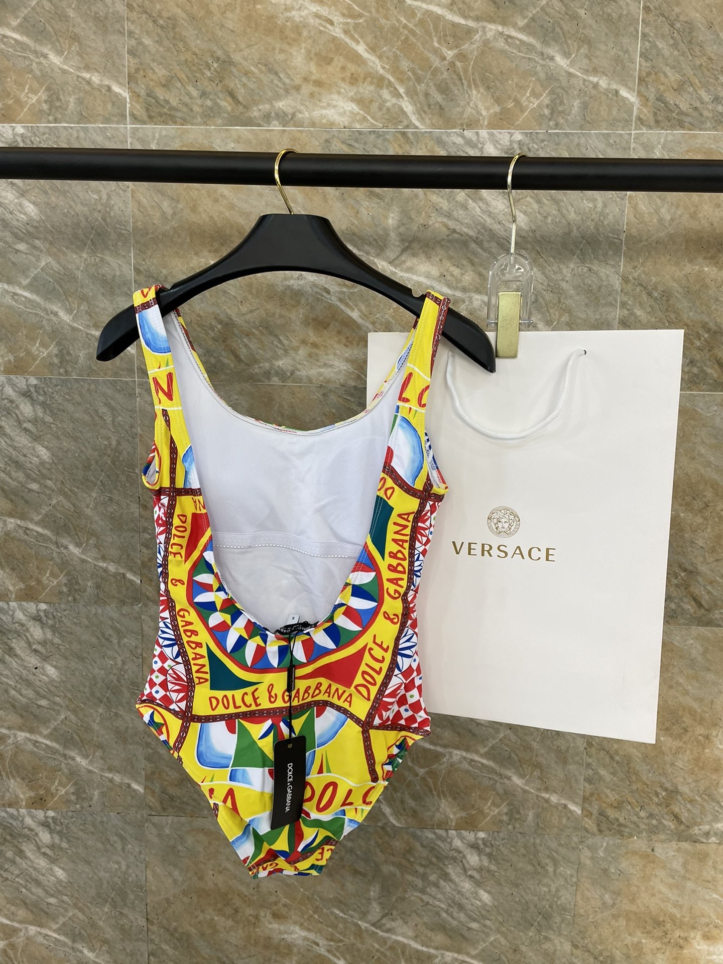 DG新款连体泳衣 字母印花 实物真的超级美😍😍适合多种场景的游泳衣🏊‍♀️海边 游泳池 温泉 水上乐园 