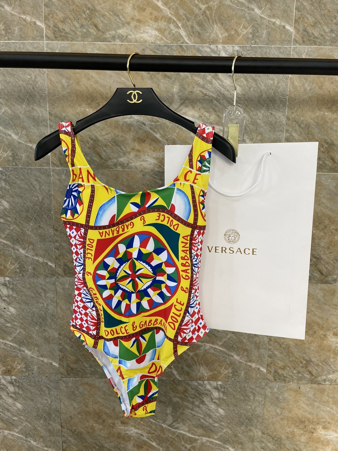 DG新款连体泳衣 字母印花 实物真的超级美😍😍适合多种场景的游泳衣🏊‍♀️海边 游泳池 温泉 水上乐园 