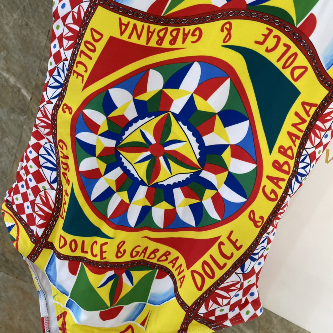 DG新款连体泳衣 字母印花 实物真的超级美😍😍适合多种场景的游泳衣🏊‍♀️海边 游泳池 温泉 水上乐园 