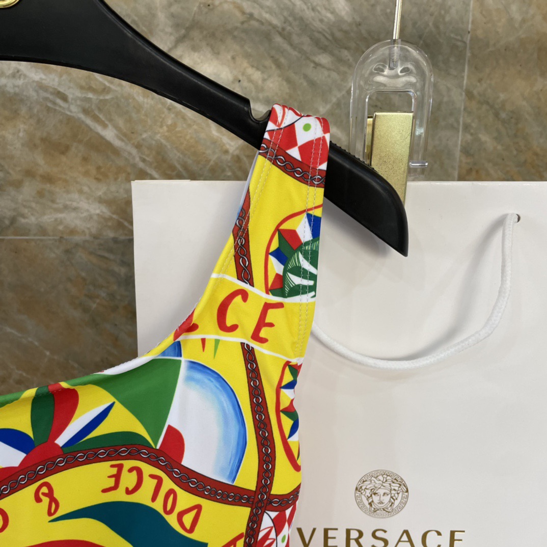 DG新款连体泳衣 字母印花 实物真的超级美😍😍适合多种场景的游泳衣🏊‍♀️海边 游泳池 温泉 水上乐园 