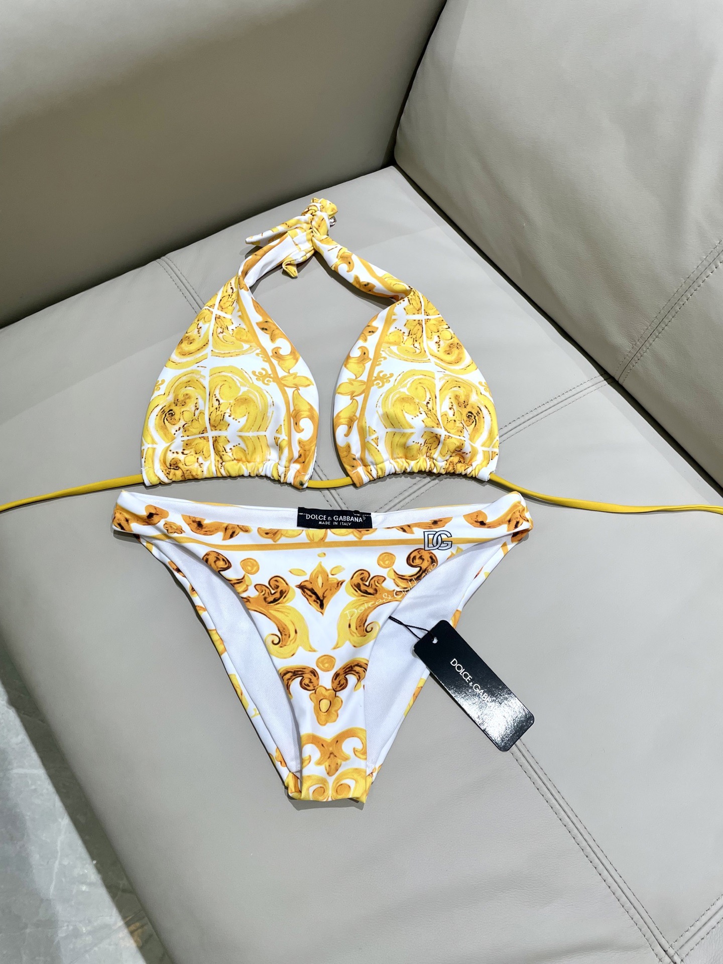 DG新款连体泳衣 字母印花 实物真的超级美😍😍适合多种场景的游泳衣🏊‍♀️海边 游泳池 温泉 水上乐园 