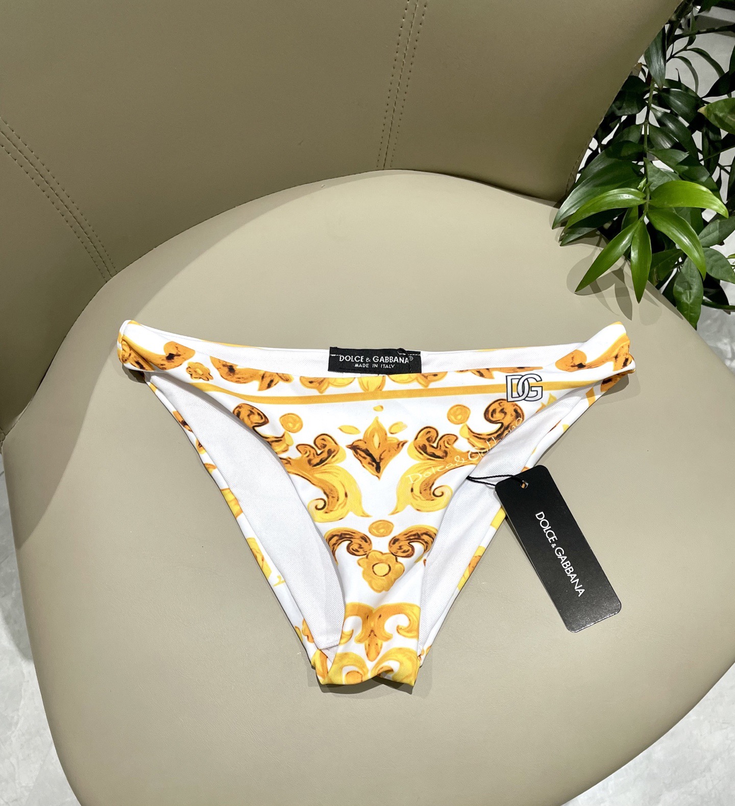 DG新款连体泳衣 字母印花 实物真的超级美😍😍适合多种场景的游泳衣🏊‍♀️海边 游泳池 温泉 水上乐园 