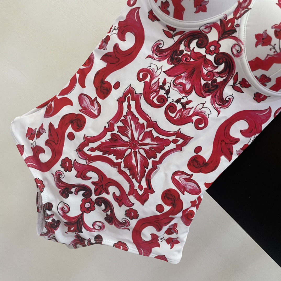 DG新款连体泳衣 字母印花 实物真的超级美😍😍适合多种场景的游泳衣🏊‍♀️海边 游泳池 温泉 水上乐园 