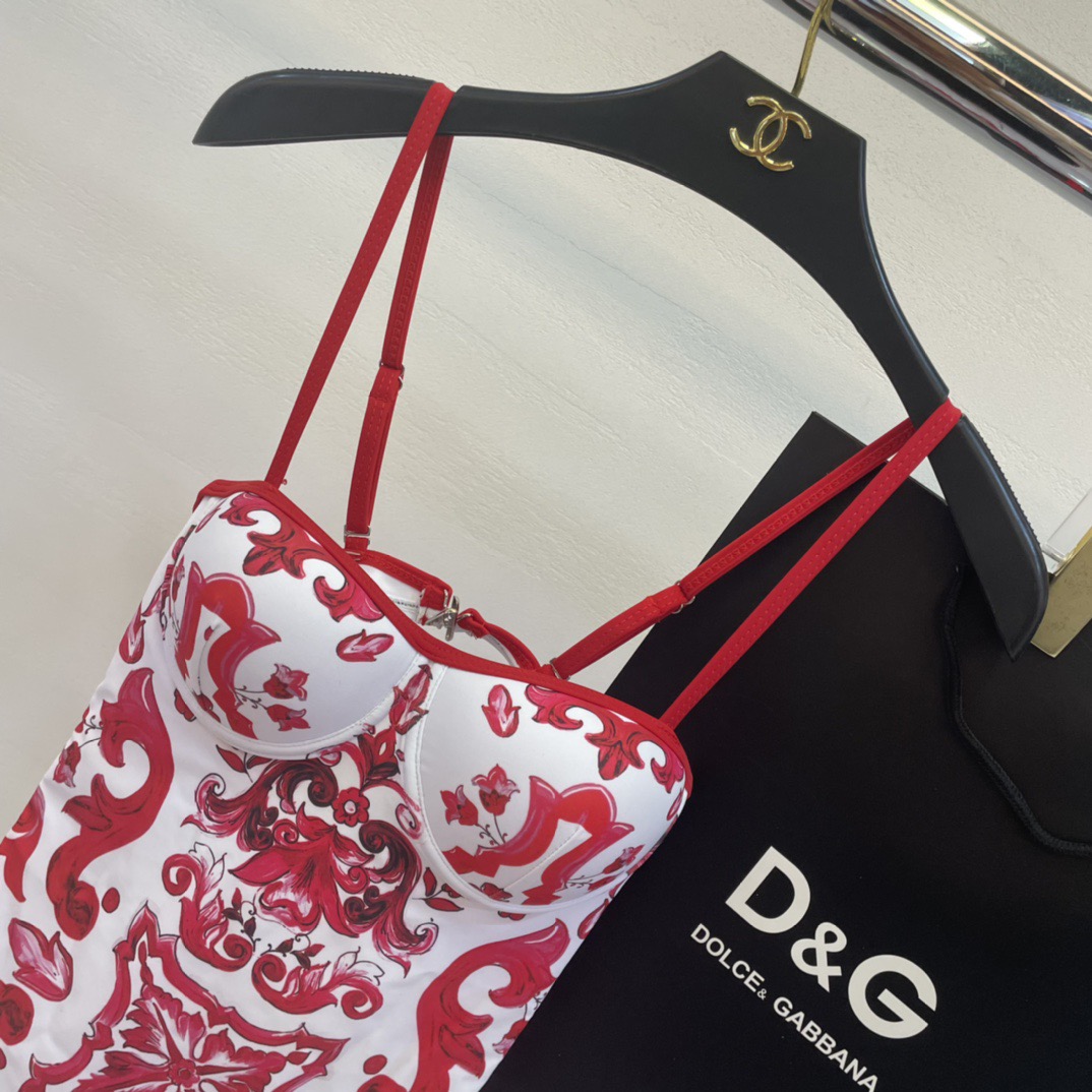 DG新款连体泳衣 字母印花 实物真的超级美😍😍适合多种场景的游泳衣🏊‍♀️海边 游泳池 温泉 水上乐园 