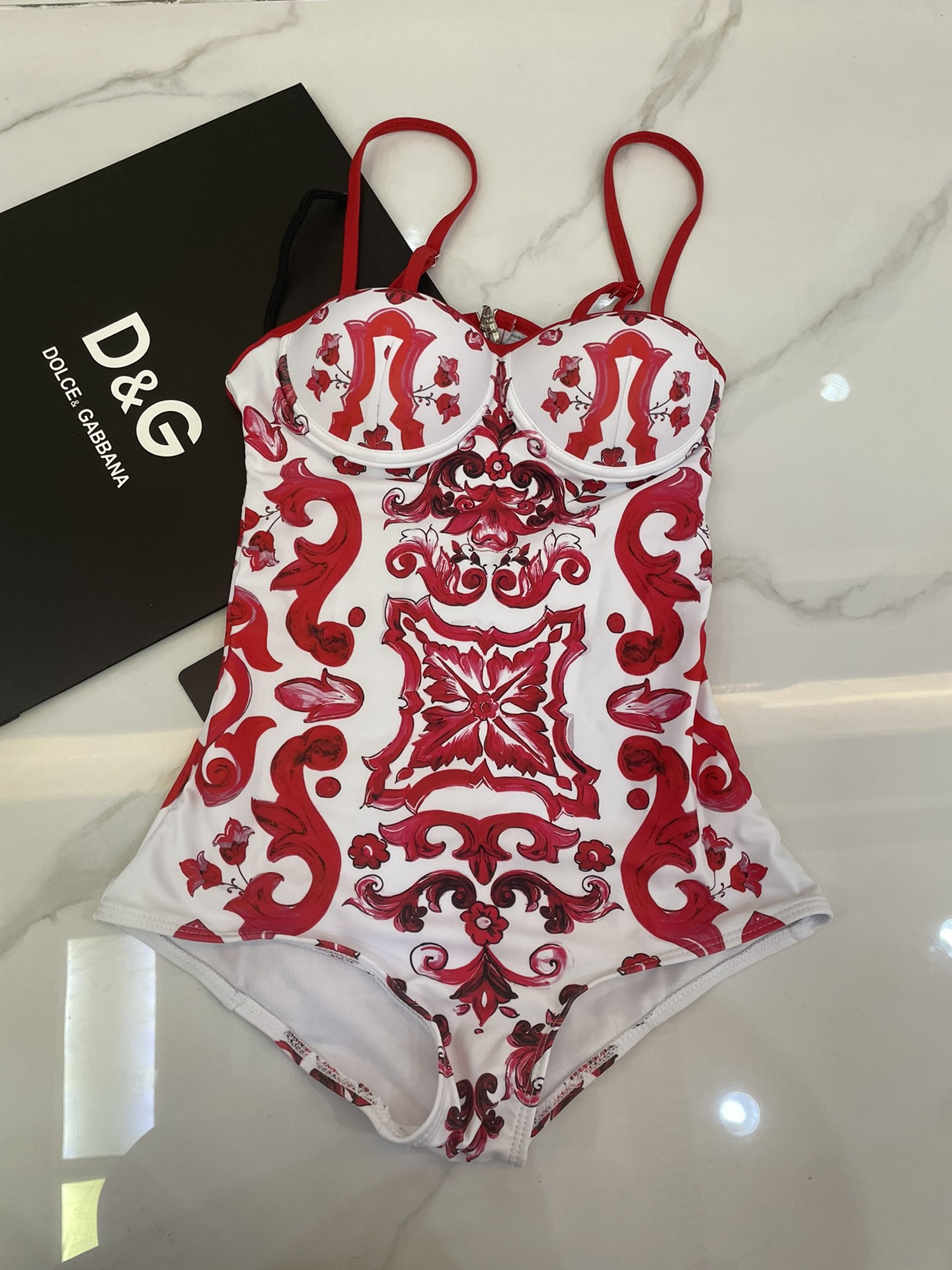 DG新款连体泳衣 字母印花 实物真的超级美😍😍适合多种场景的游泳衣🏊‍♀️海边 游泳池 温泉 水上乐园 