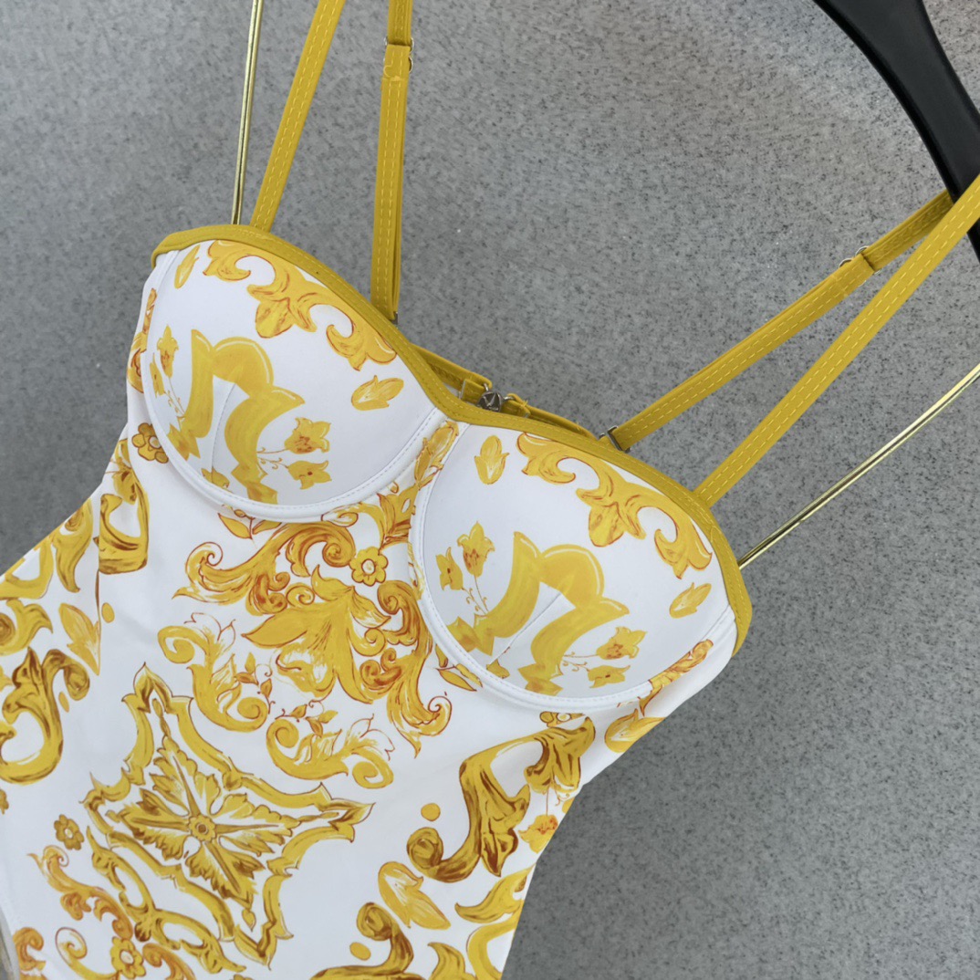 DG新款连体泳衣 字母印花 实物真的超级美😍😍适合多种场景的游泳衣🏊‍♀️海边 游泳池 温泉 水上乐园 