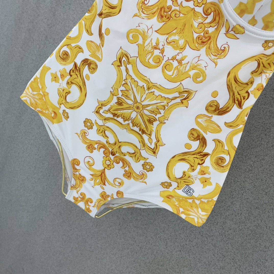 DG新款连体泳衣 字母印花 实物真的超级美😍😍适合多种场景的游泳衣🏊‍♀️海边 游泳池 温泉 水上乐园 