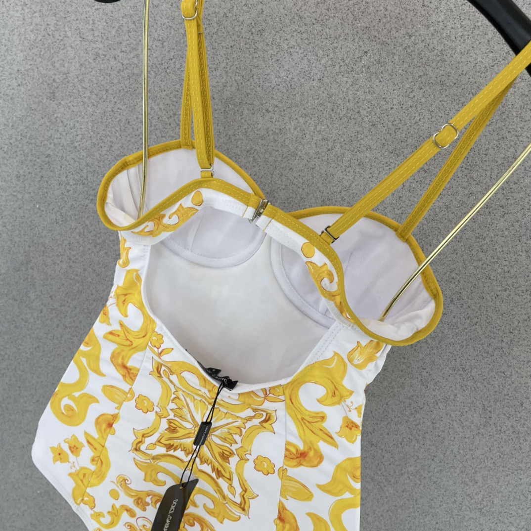 DG新款连体泳衣 字母印花 实物真的超级美😍😍适合多种场景的游泳衣🏊‍♀️海边 游泳池 温泉 水上乐园 