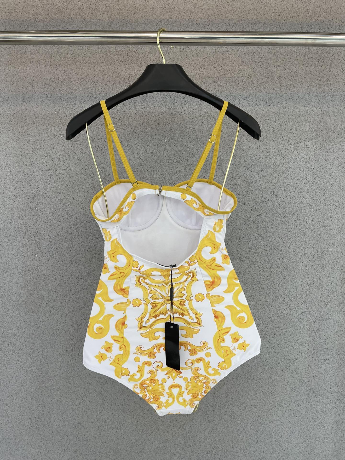 DG新款连体泳衣 字母印花 实物真的超级美😍😍适合多种场景的游泳衣🏊‍♀️海边 游泳池 温泉 水上乐园 