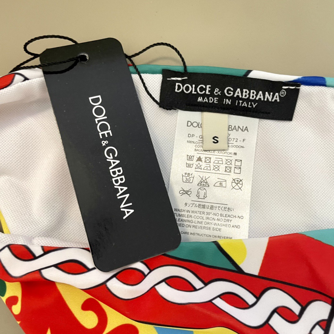 DG新款连体泳衣 字母印花 实物真的超级美😍😍适合多种场景的游泳衣🏊‍♀️海边 游泳池 温泉 水上乐园 