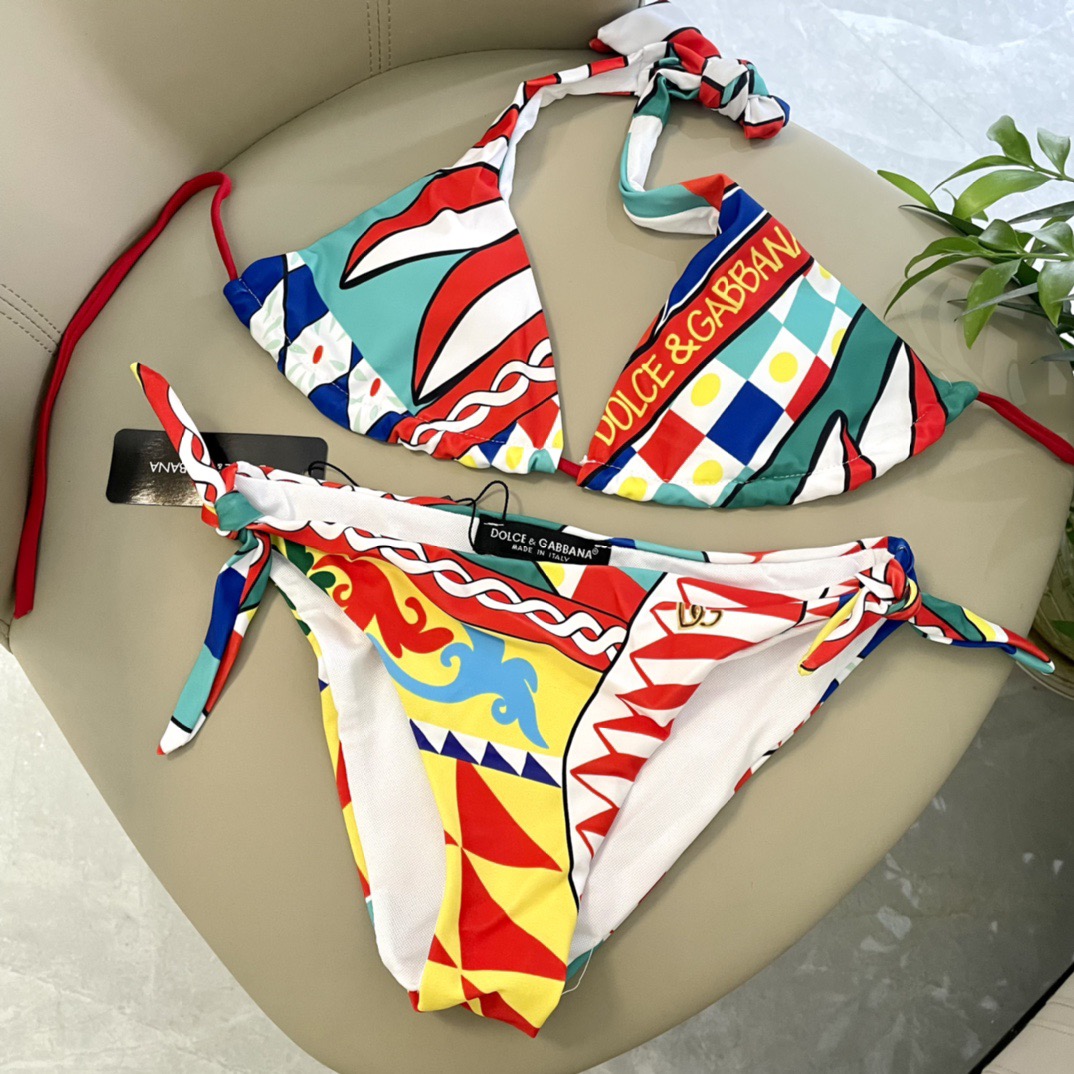 DG新款连体泳衣 字母印花 实物真的超级美😍😍适合多种场景的游泳衣🏊‍♀️海边 游泳池 温泉 水上乐园 