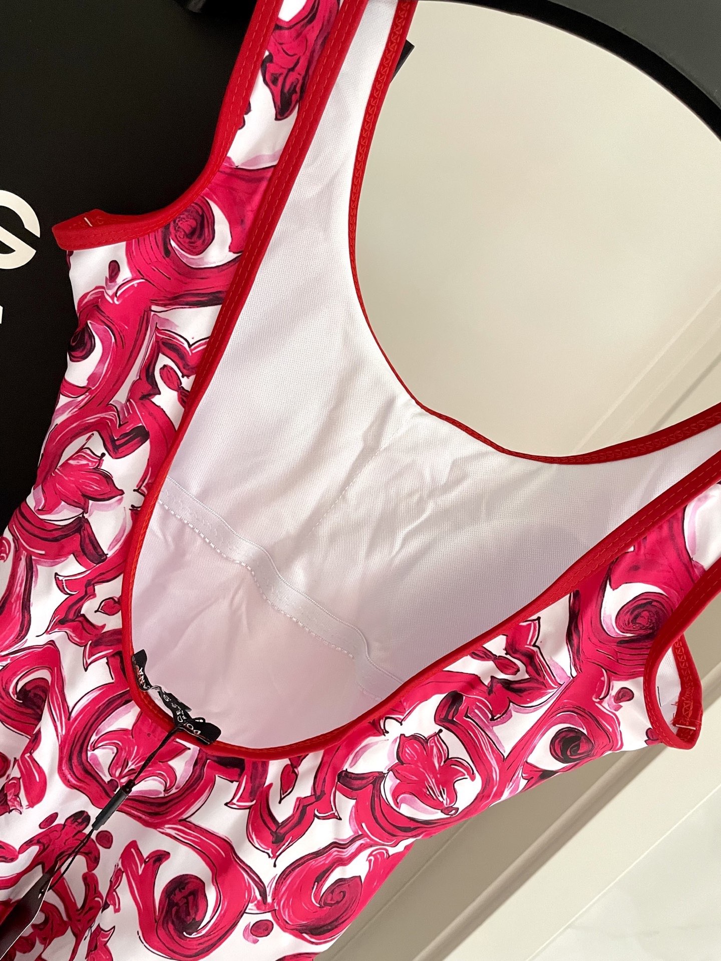 DG新款连体泳衣 字母印花 实物真的超级美😍😍适合多种场景的游泳衣🏊‍♀️海边 游泳池 温泉 水上乐园 