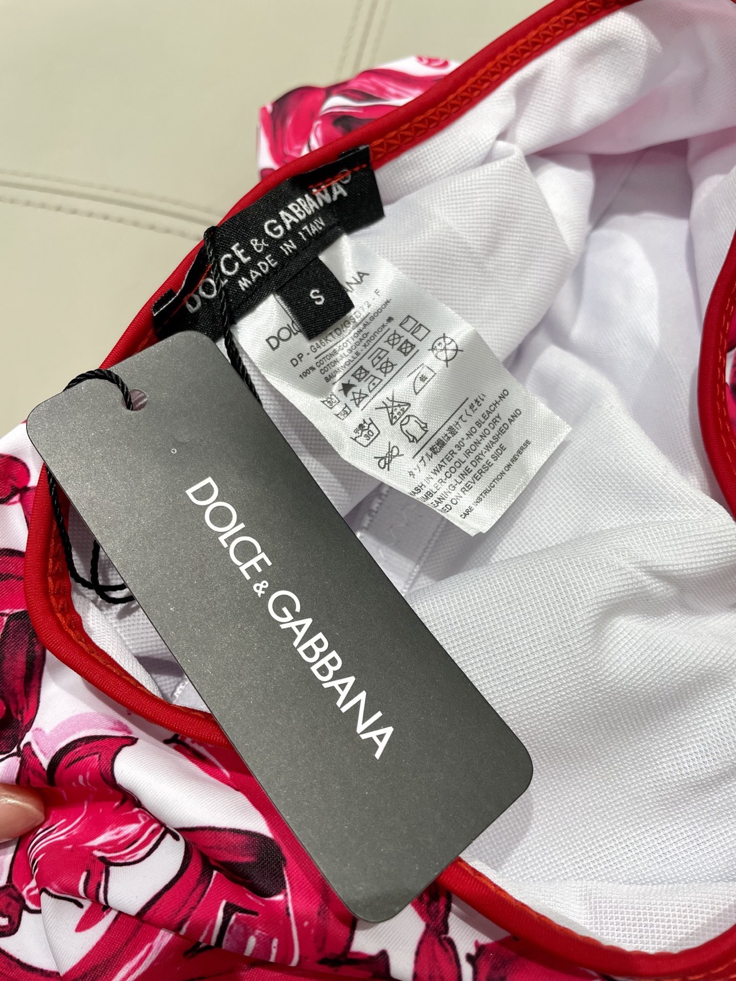 DG新款连体泳衣 字母印花 实物真的超级美😍😍适合多种场景的游泳衣🏊‍♀️海边 游泳池 温泉 水上乐园 