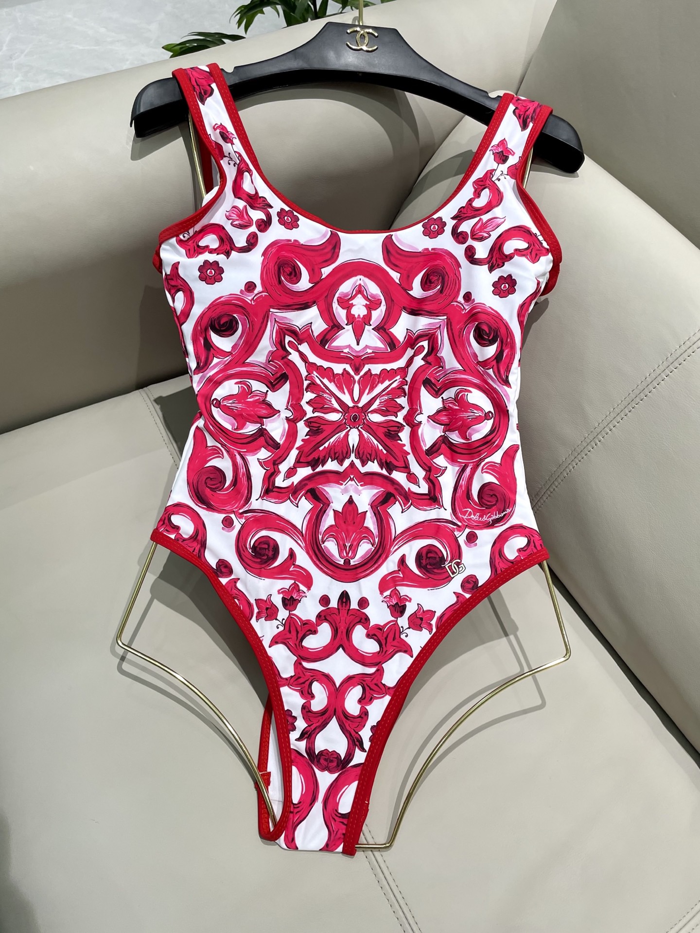 DG新款连体泳衣 字母印花 实物真的超级美😍😍适合多种场景的游泳衣🏊‍♀️海边 游泳池 温泉 水上乐园 