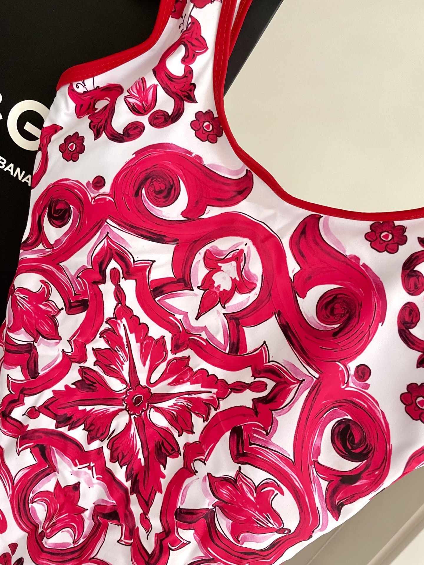 DG新款连体泳衣 字母印花 实物真的超级美😍😍适合多种场景的游泳衣🏊‍♀️海边 游泳池 温泉 水上乐园 