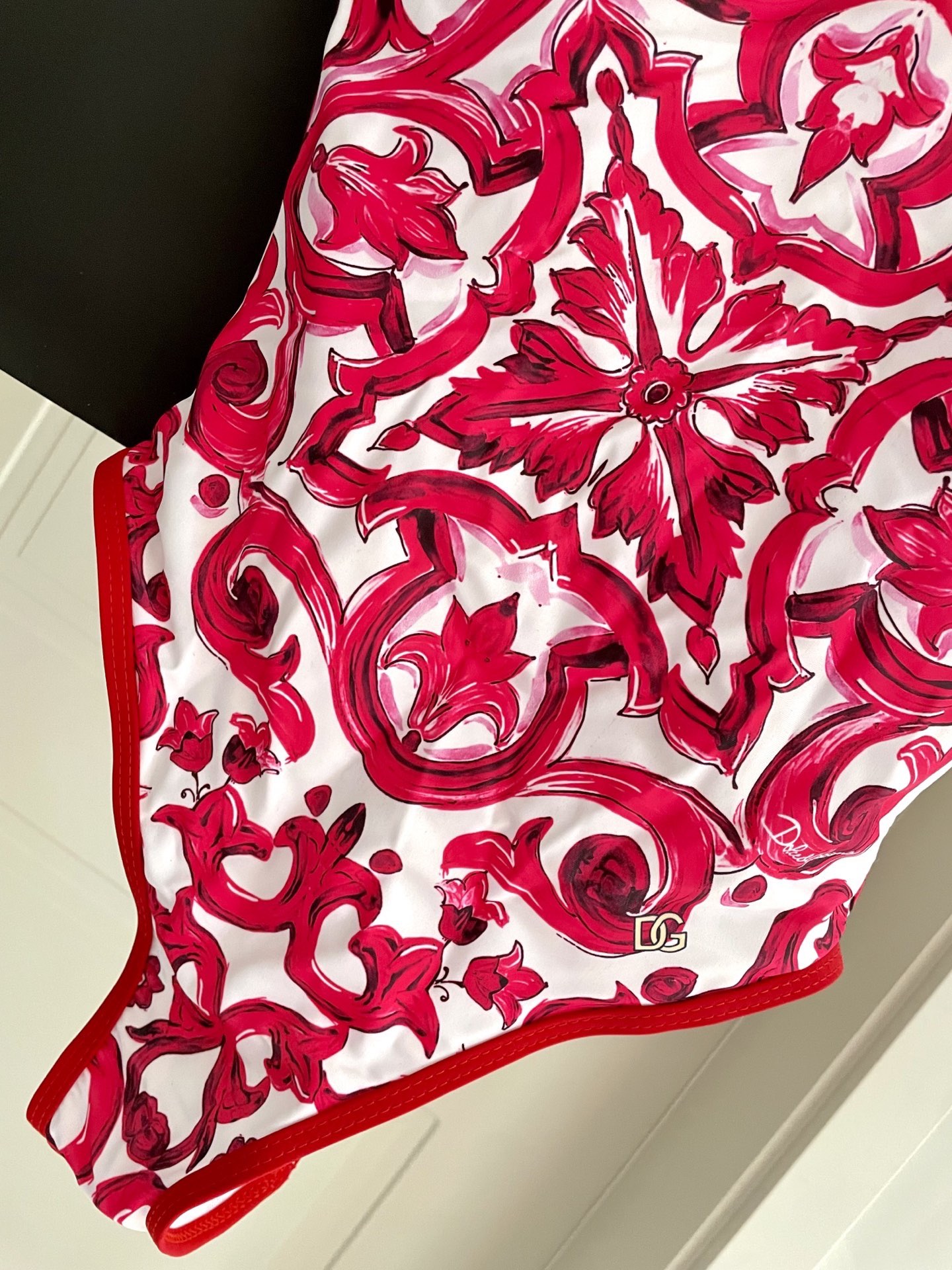 DG新款连体泳衣 字母印花 实物真的超级美😍😍适合多种场景的游泳衣🏊‍♀️海边 游泳池 温泉 水上乐园 