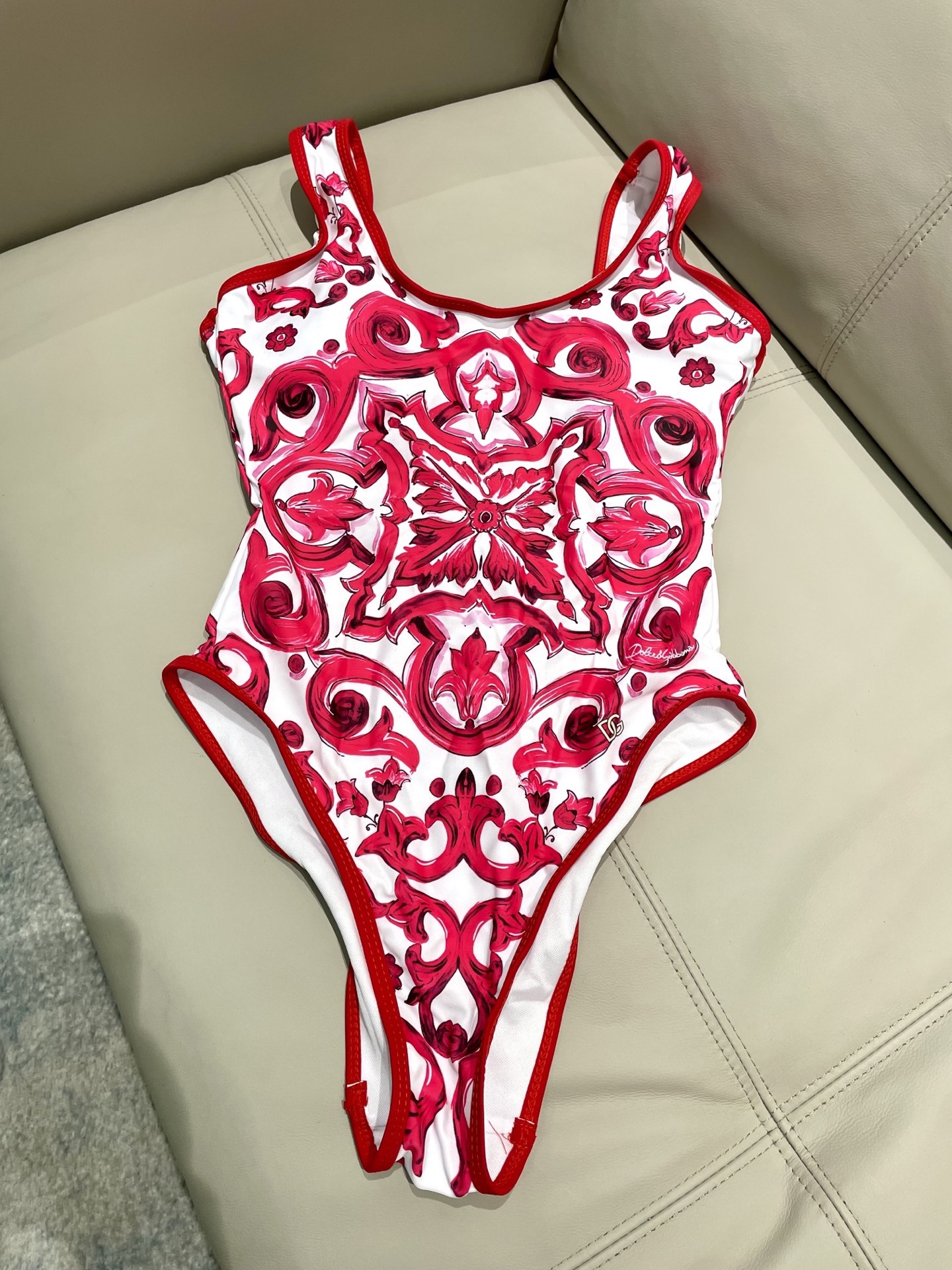 DG新款连体泳衣 字母印花 实物真的超级美😍😍适合多种场景的游泳衣🏊‍♀️海边 游泳池 温泉 水上乐园 