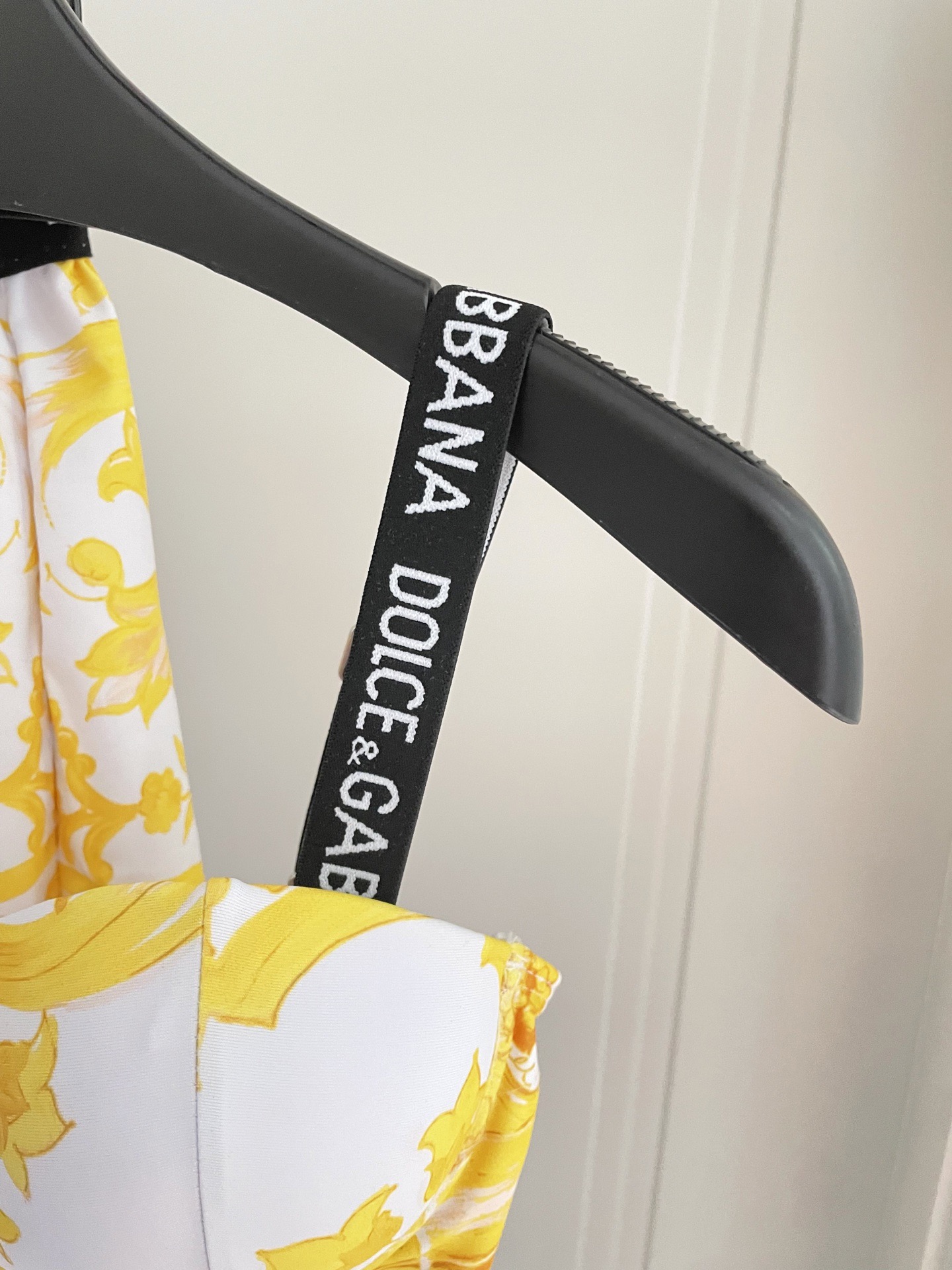 DG新款连体泳衣 字母印花 实物真的超级美😍😍适合多种场景的游泳衣🏊‍♀️海边 游泳池 温泉 水上乐园 