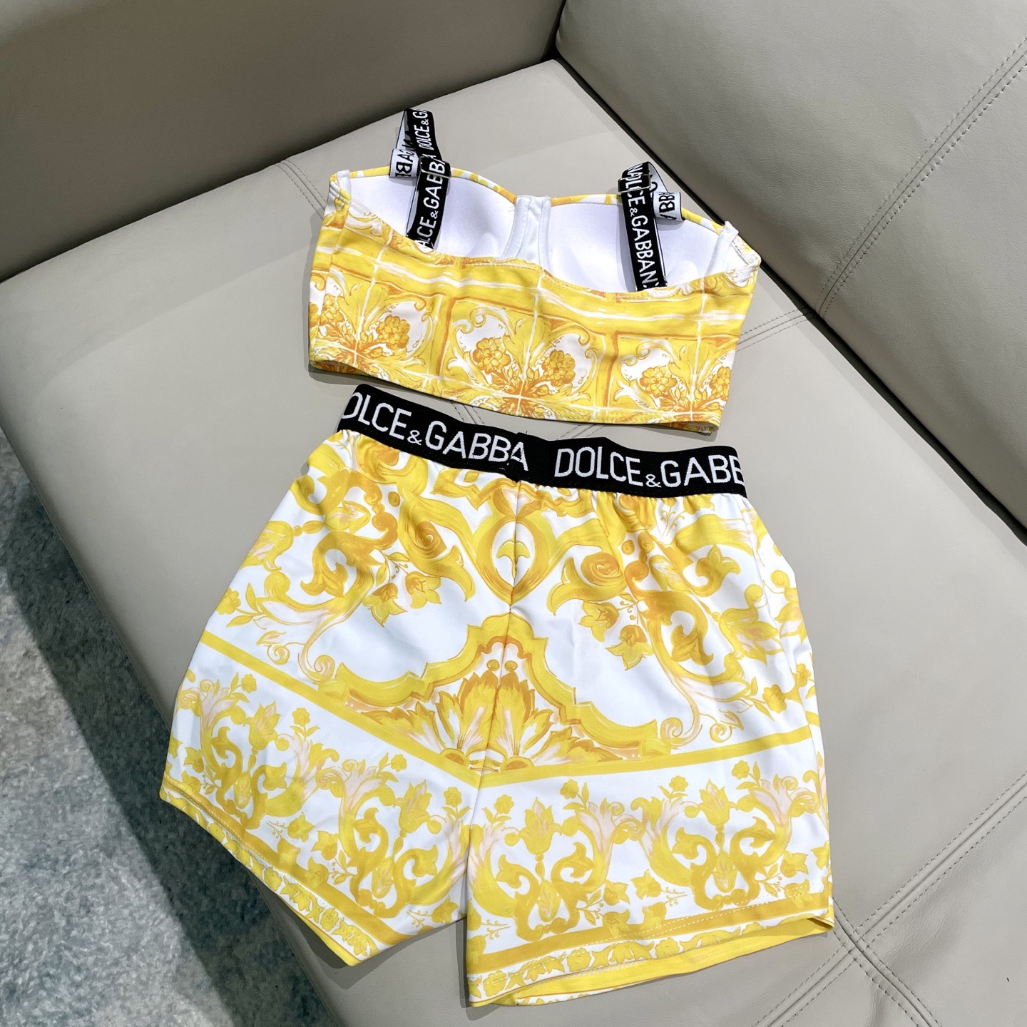 DG新款连体泳衣 字母印花 实物真的超级美😍😍适合多种场景的游泳衣🏊‍♀️海边 游泳池 温泉 水上乐园 