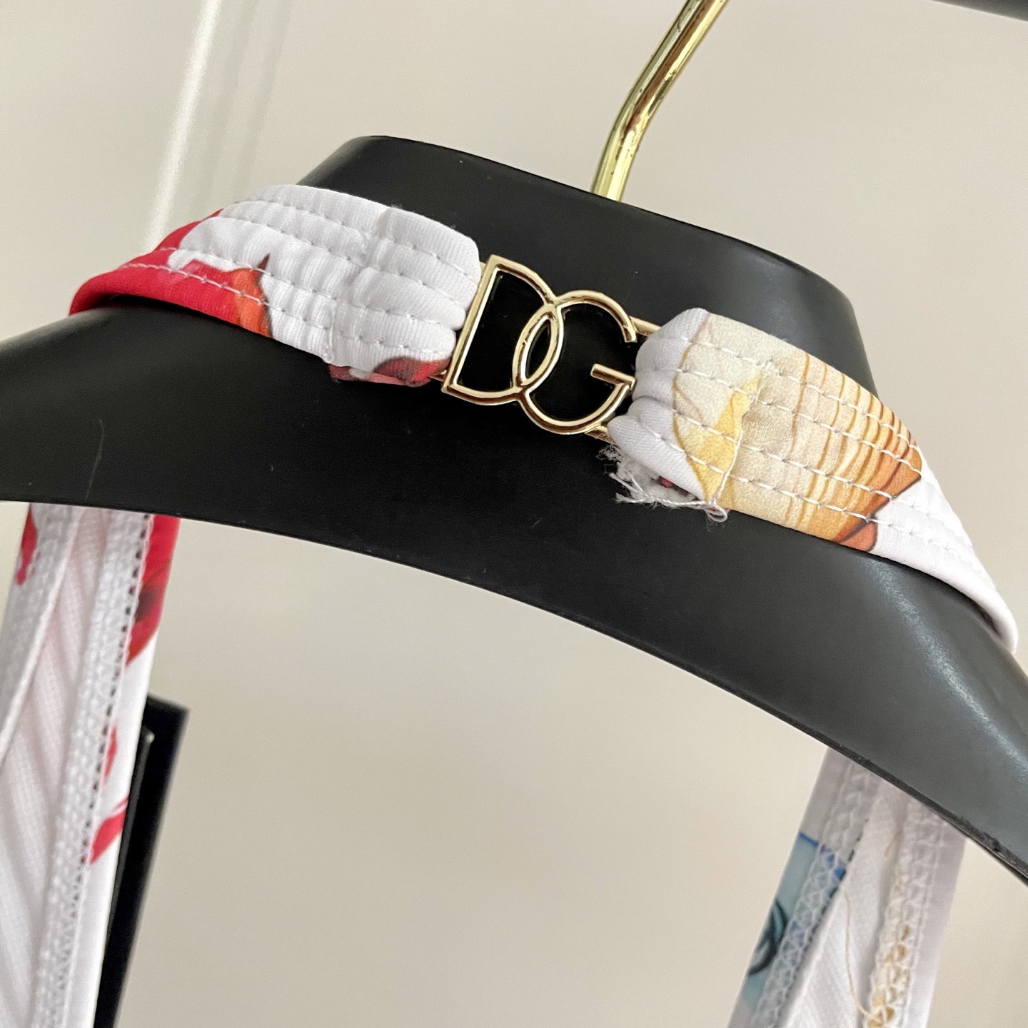 DG新款连体泳衣 字母印花 实物真的超级美😍😍适合多种场景的游泳衣🏊‍♀️海边 游泳池 温泉 水上乐园 