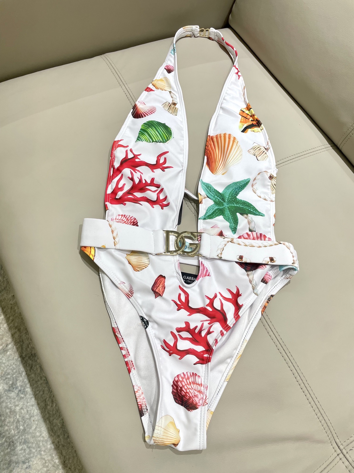 DG新款连体泳衣 字母印花 实物真的超级美😍😍适合多种场景的游泳衣🏊‍♀️海边 游泳池 温泉 水上乐园 