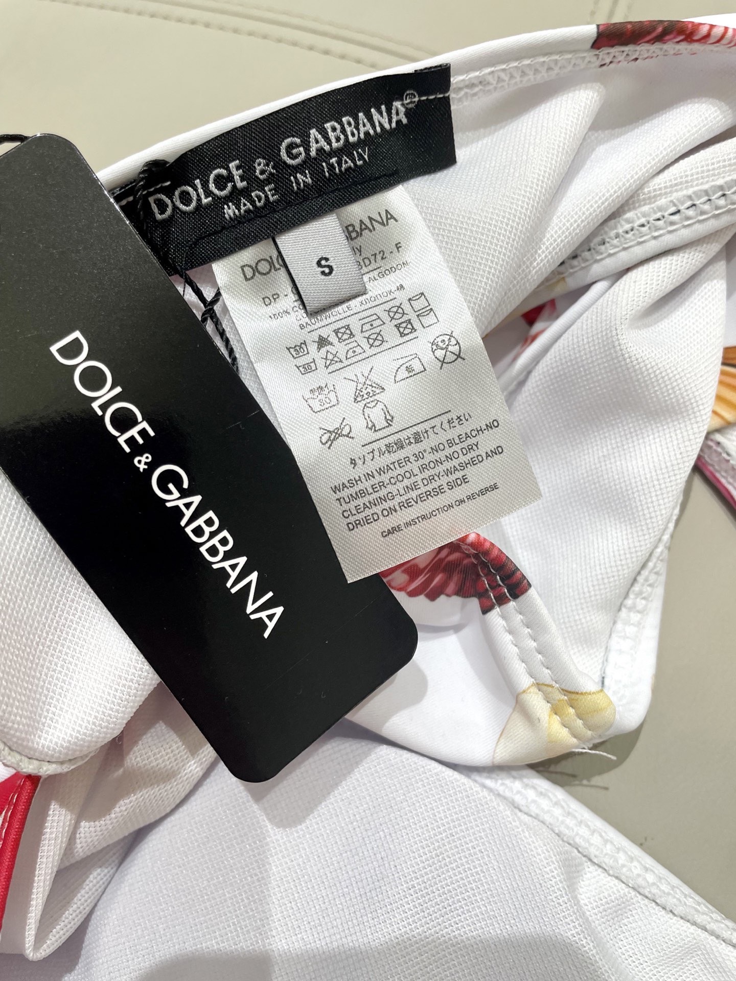 DG新款连体泳衣 字母印花 实物真的超级美😍😍适合多种场景的游泳衣🏊‍♀️海边 游泳池 温泉 水上乐园 