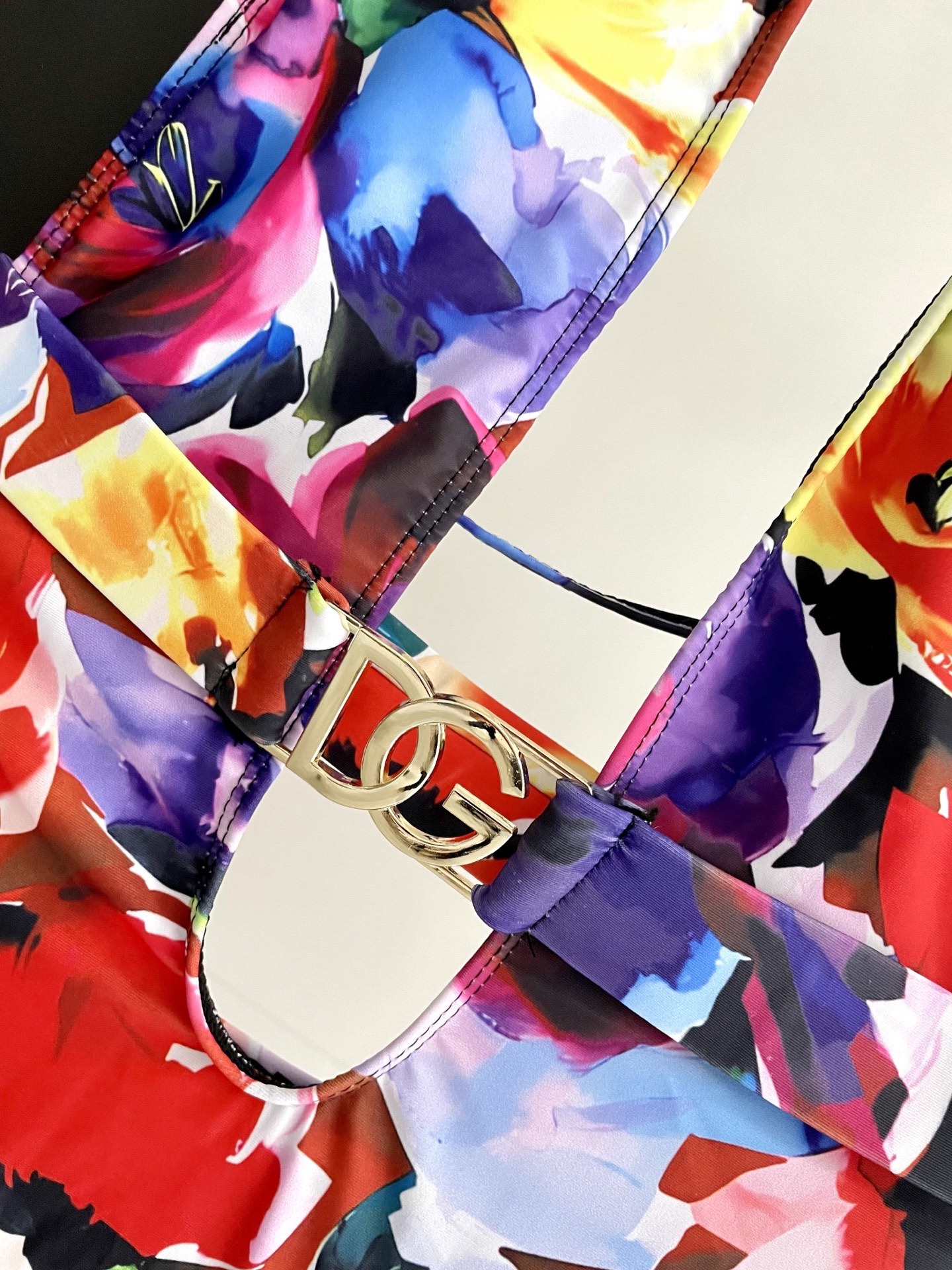 DG新款连体泳衣 字母印花 实物真的超级美😍😍适合多种场景的游泳衣🏊‍♀️海边 游泳池 温泉 水上乐园 