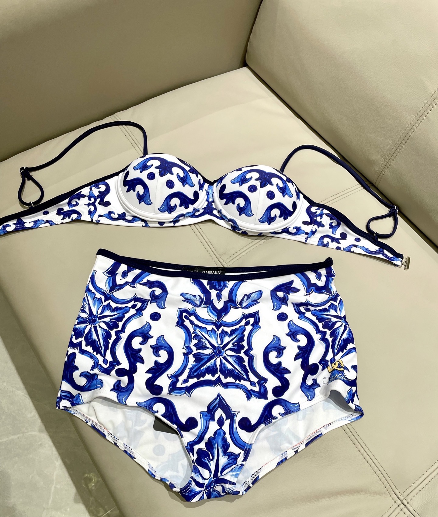 DG新款连体泳衣 字母印花 实物真的超级美😍😍适合多种场景的游泳衣🏊‍♀️海边 游泳池 温泉 水上乐园 