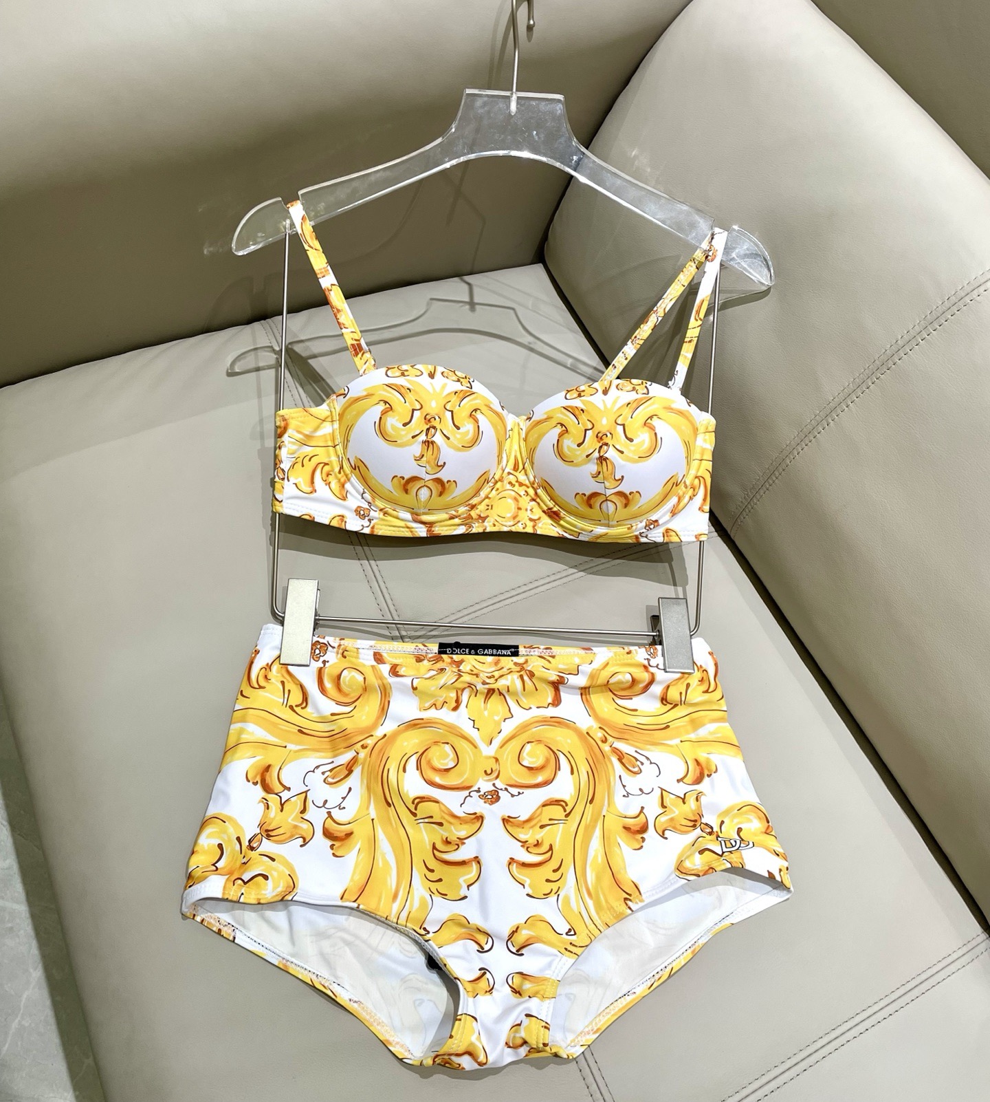 DG新款连体泳衣 字母印花 实物真的超级美😍😍适合多种场景的游泳衣🏊‍♀️海边 游泳池 温泉 水上乐园 