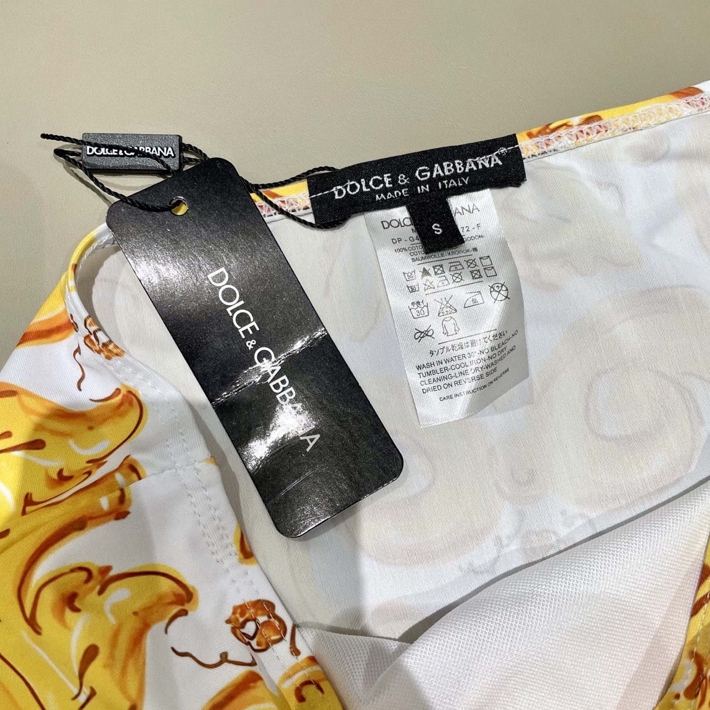 DG新款连体泳衣 字母印花 实物真的超级美😍😍适合多种场景的游泳衣🏊‍♀️海边 游泳池 温泉 水上乐园 