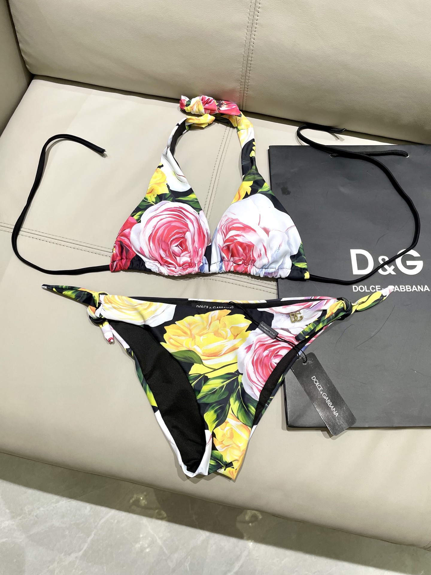 DG新款比基尼泳衣 字母印花 实物真的超级美😍😍适合多种场景的游泳衣🏊‍♀️海边 游泳池 温泉 水上乐园