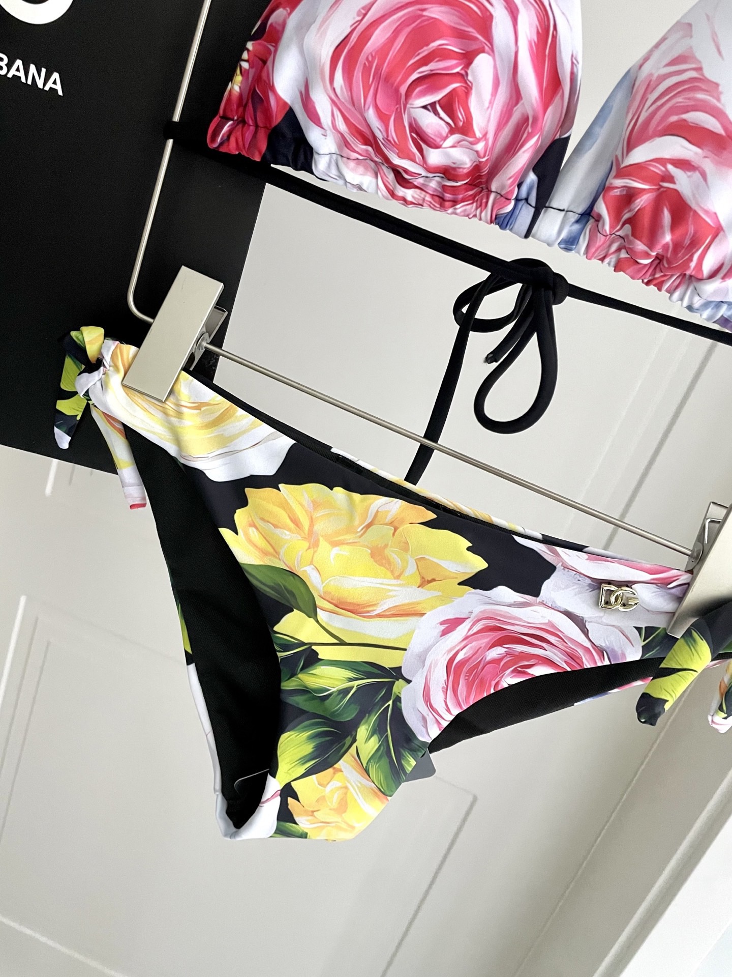 DG新款比基尼泳衣 字母印花 实物真的超级美😍😍适合多种场景的游泳衣🏊‍♀️海边 游泳池 温泉 水上乐园